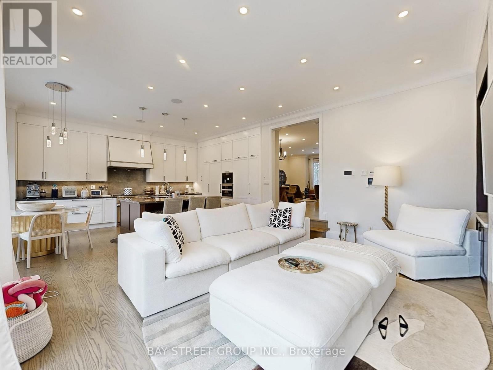 31 Everygreen Gardens, Toronto, Ontario  M4G 2Z5 - Photo 11 - C12757322