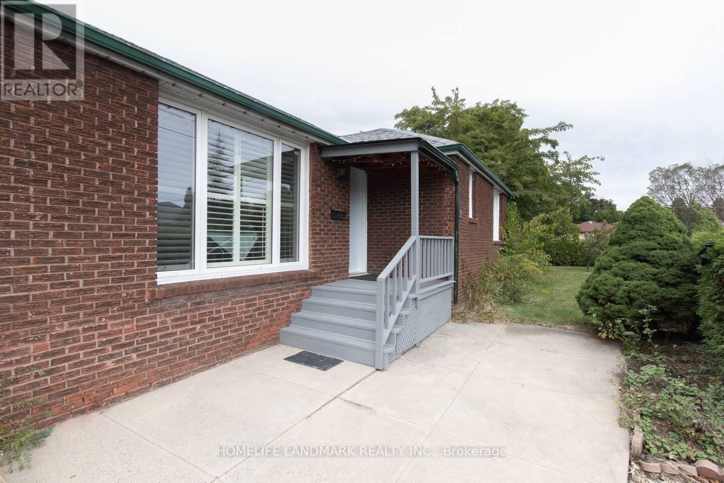 2 COLLINSON BOULEVARD, toronto (clanton park), Ontario