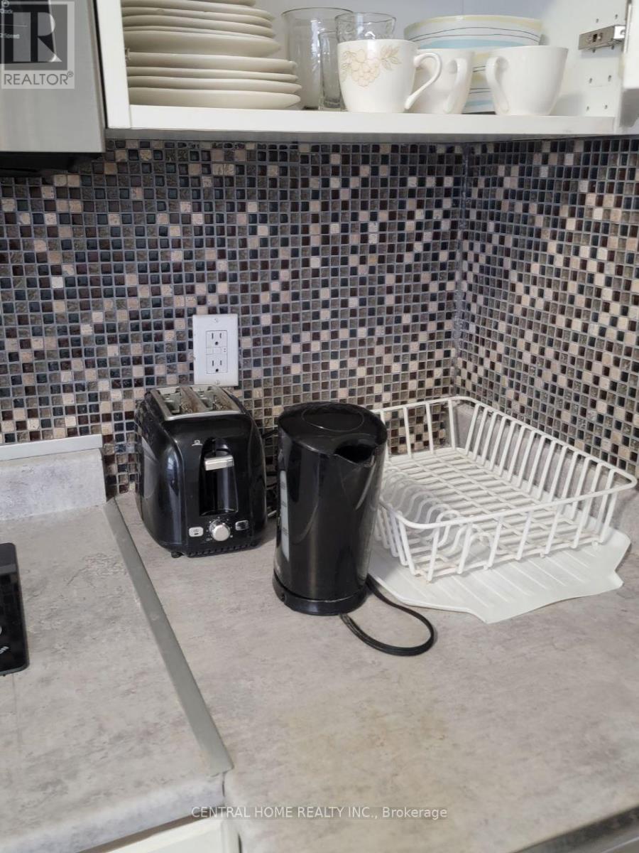 106 Rajah Street, Toronto (Englemount-Lawrence), Ontario  M6A 2J3 - Photo 6 - C12757418