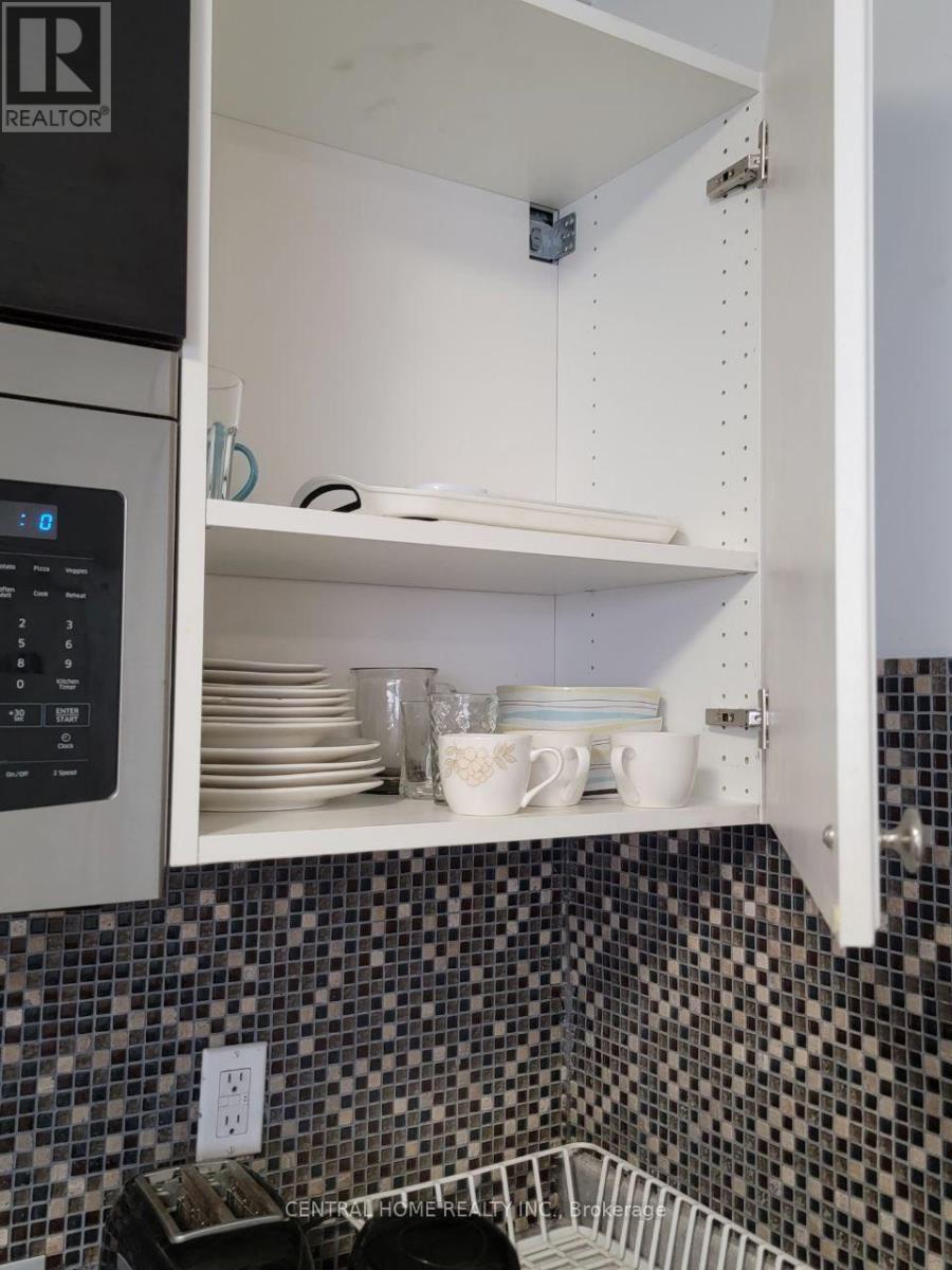 106 Rajah Street, Toronto (Englemount-Lawrence), Ontario  M6A 2J3 - Photo 7 - C12757418