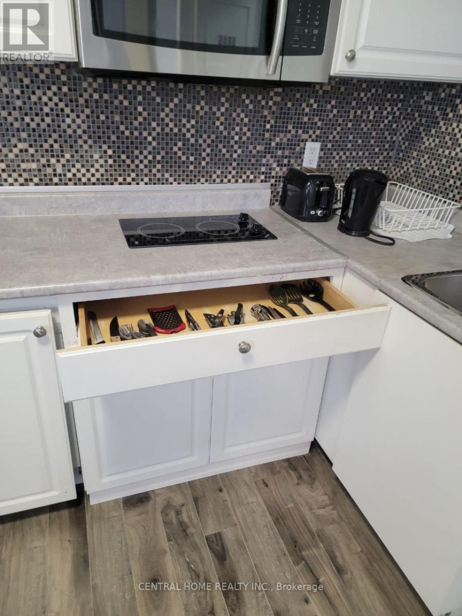 106 Rajah Street, Toronto (Englemount-Lawrence), Ontario  M6A 2J3 - Photo 9 - C12757418