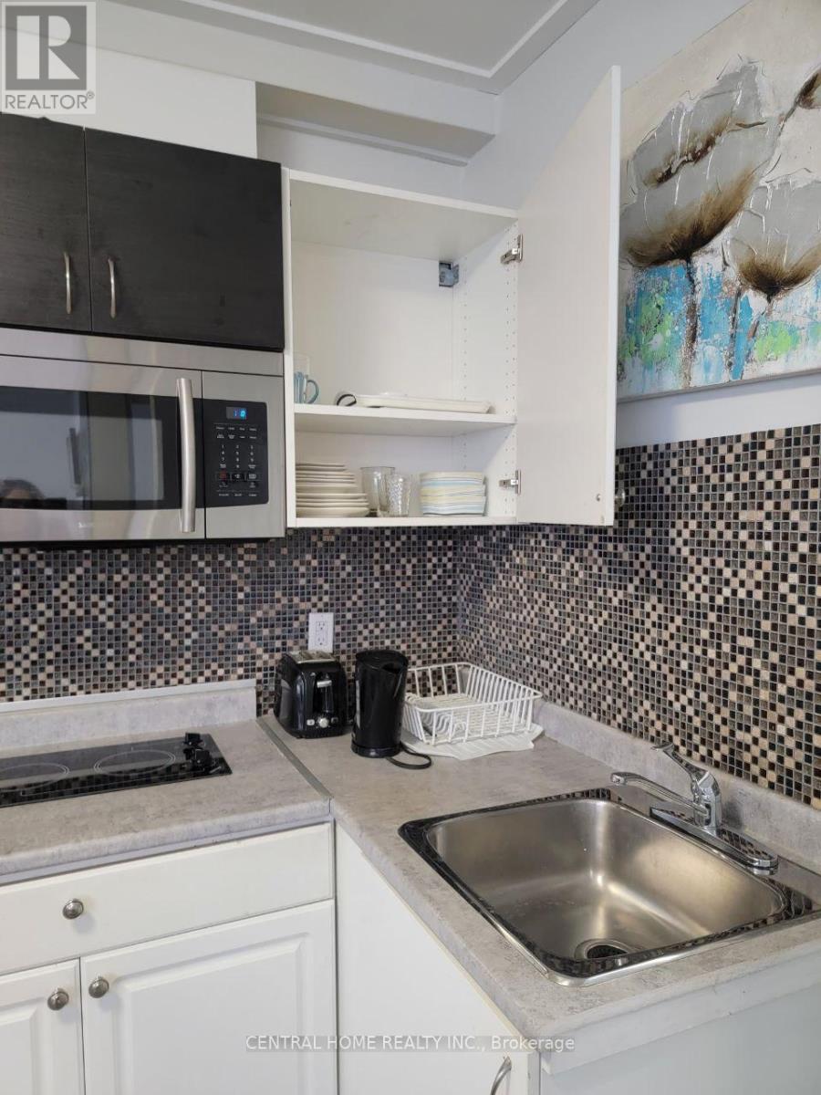 106 Rajah Street, Toronto (Englemount-Lawrence), Ontario  M6A 2J3 - Photo 4 - C12757418