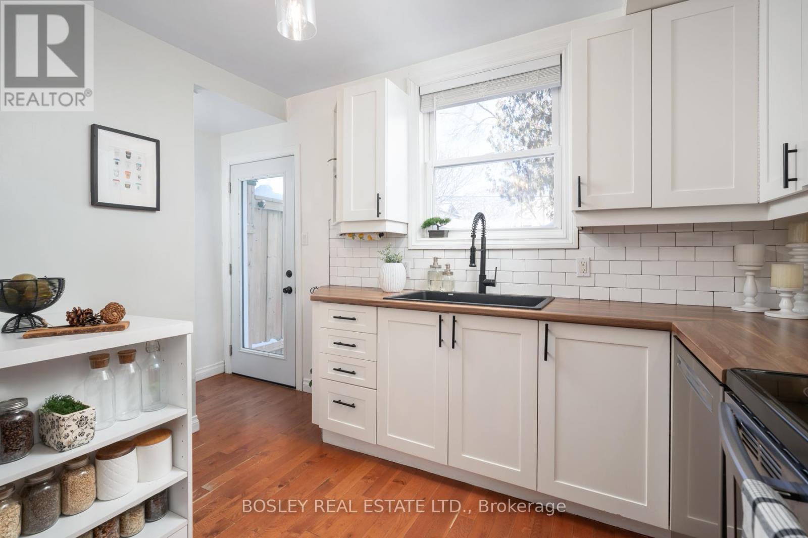 24 Queensdale Avenue, Toronto, Ontario  M4J 1X9 - Photo 8 - E12753688