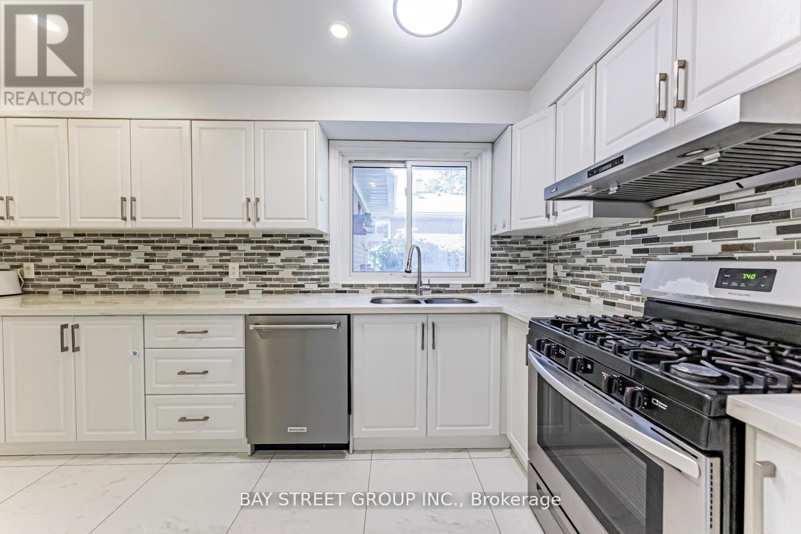 Main Floor #2 - 43 Sherwood Forest Drive, Markham, Ontario  L3P 1P5 - Photo 9 - N12757634