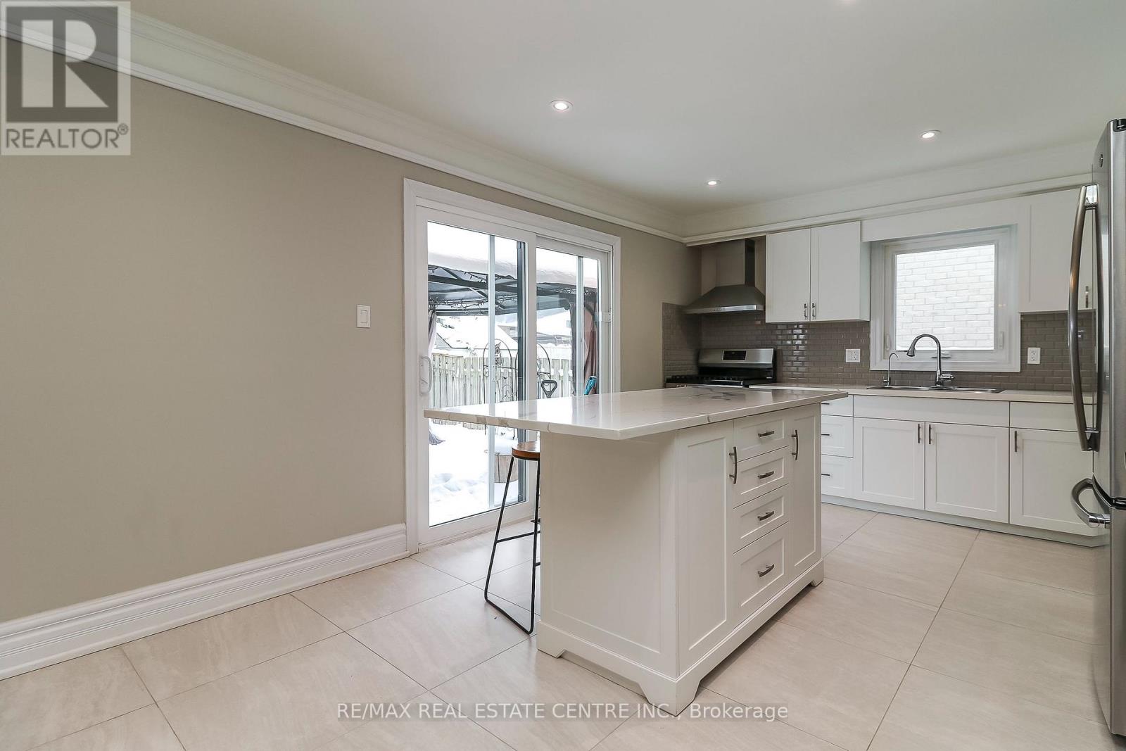 39 Cardinal Street, Barrie, Ontario  L4M 6C9 - Photo 17 - S12756818