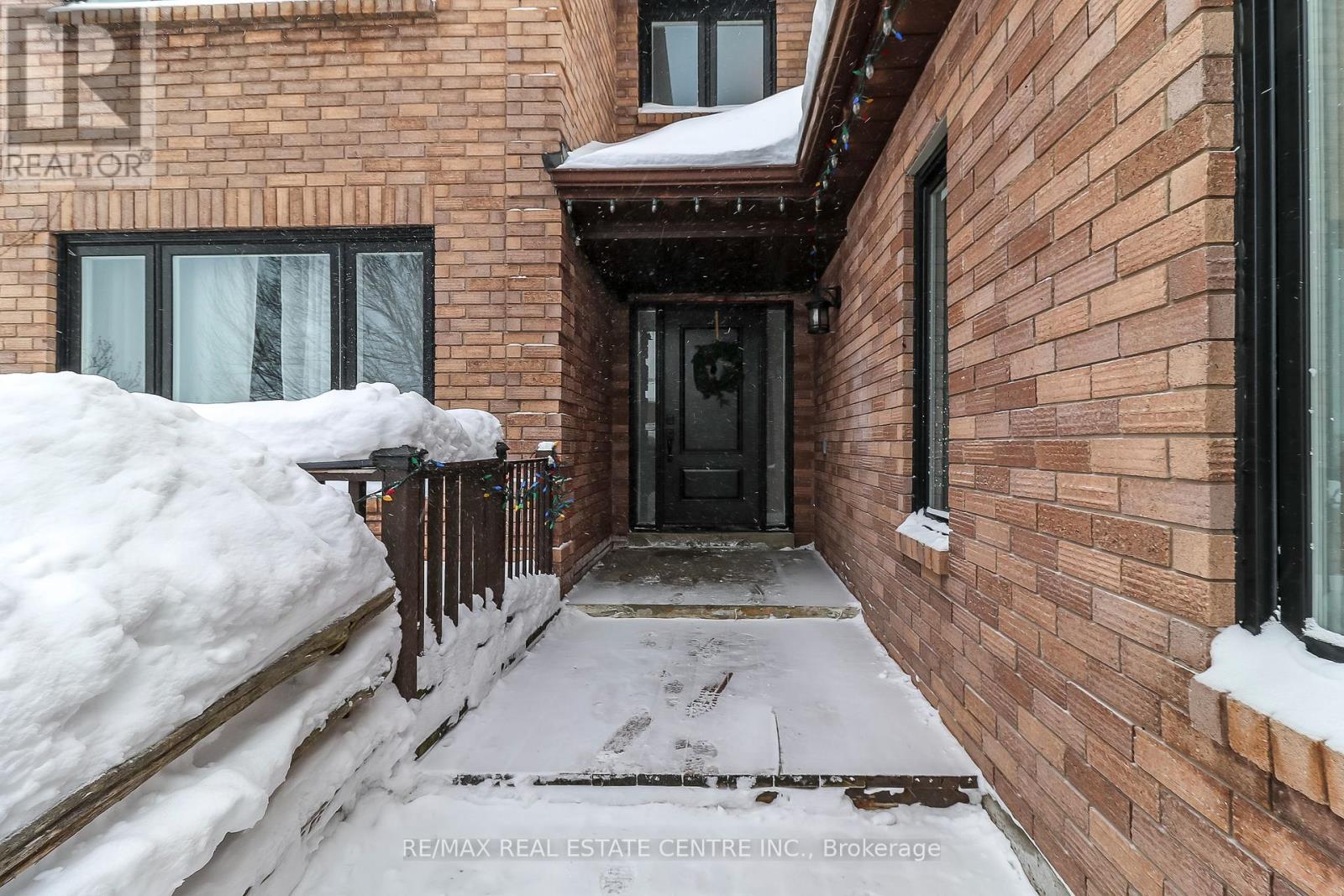 39 Cardinal Street, Barrie, Ontario  L4M 6C9 - Photo 2 - S12756818