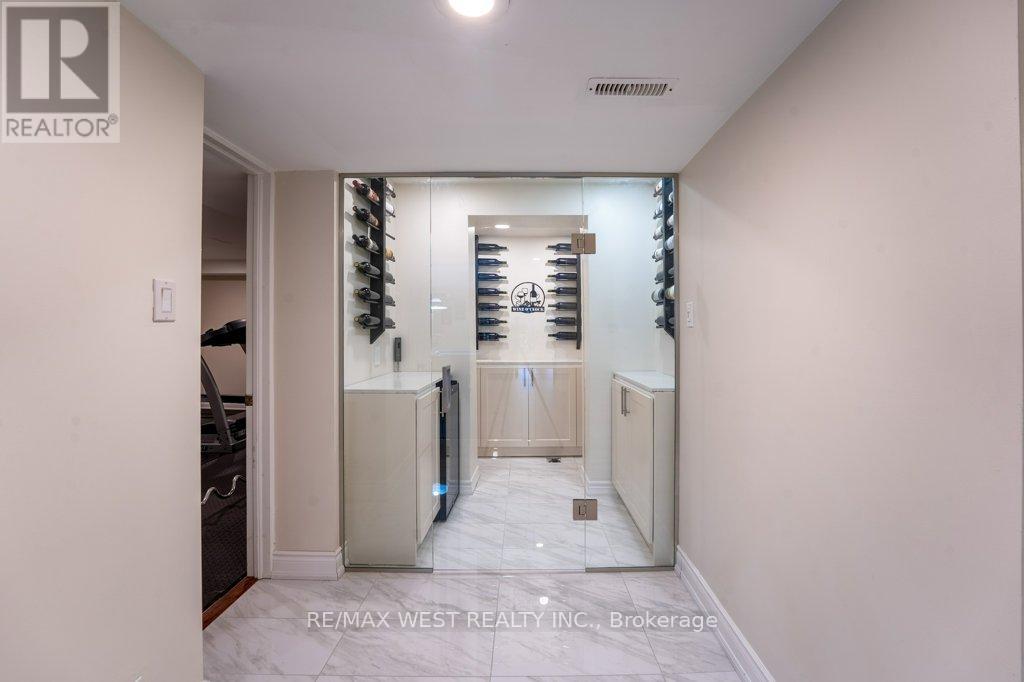 1806 Sevenoaks Drive, Mississauga, Ontario  L5K 2N2 - Photo 29 - W12705060