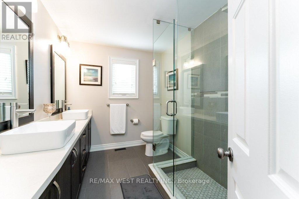 1806 Sevenoaks Drive, Mississauga, Ontario  L5K 2N2 - Photo 18 - W12705060