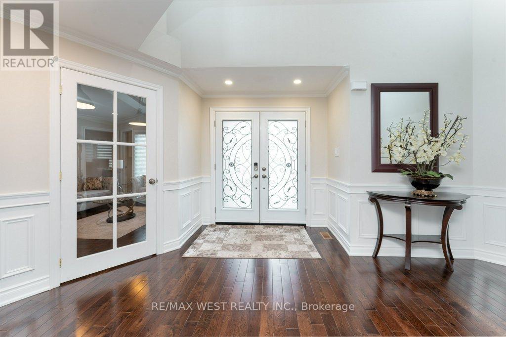 1806 Sevenoaks Drive, Mississauga, Ontario  L5K 2N2 - Photo 4 - W12705060