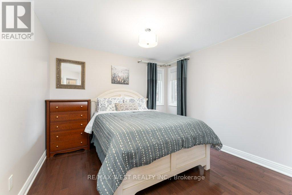 1806 Sevenoaks Drive, Mississauga, Ontario  L5K 2N2 - Photo 19 - W12705060