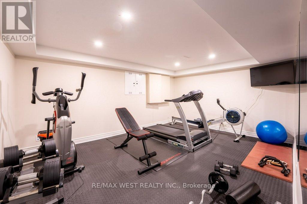 1806 Sevenoaks Drive, Mississauga, Ontario  L5K 2N2 - Photo 31 - W12705060