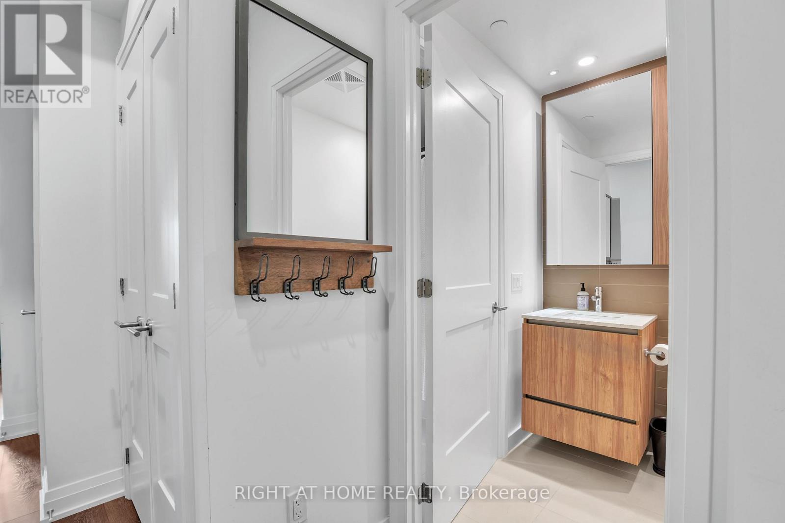 512 - 21 Park Street E, Mississauga, Ontario  L5G 0C2 - Photo 7 - W12754766