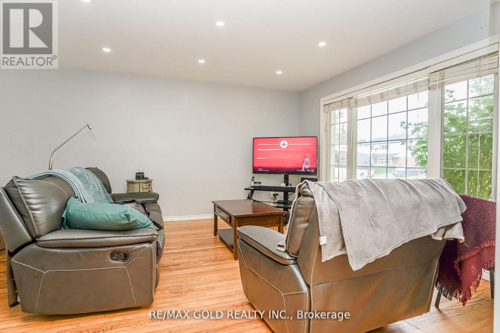 41 Aberdeen Crescent, Brampton (Avondale), Ontario  L6T 2P8 - Photo 6 - W12756660