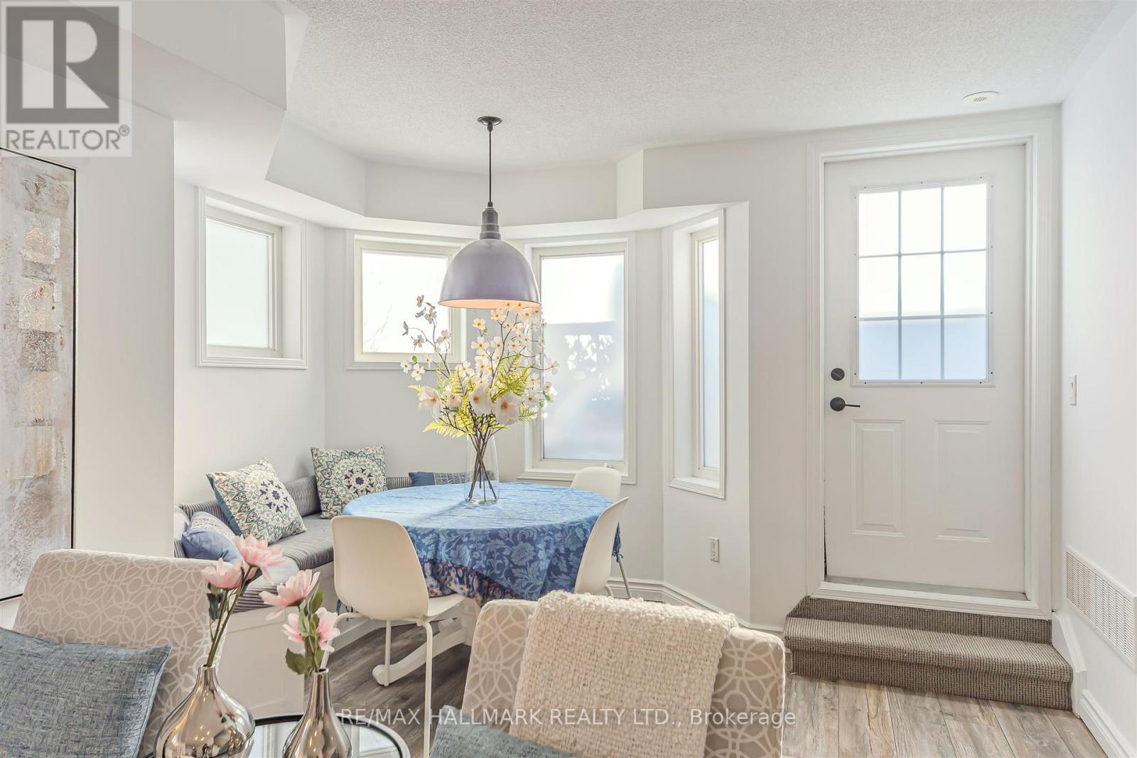 101 - 10 Turntable Crescent, Toronto, Ontario  M6H 4K9 - Photo 4 - W12756098