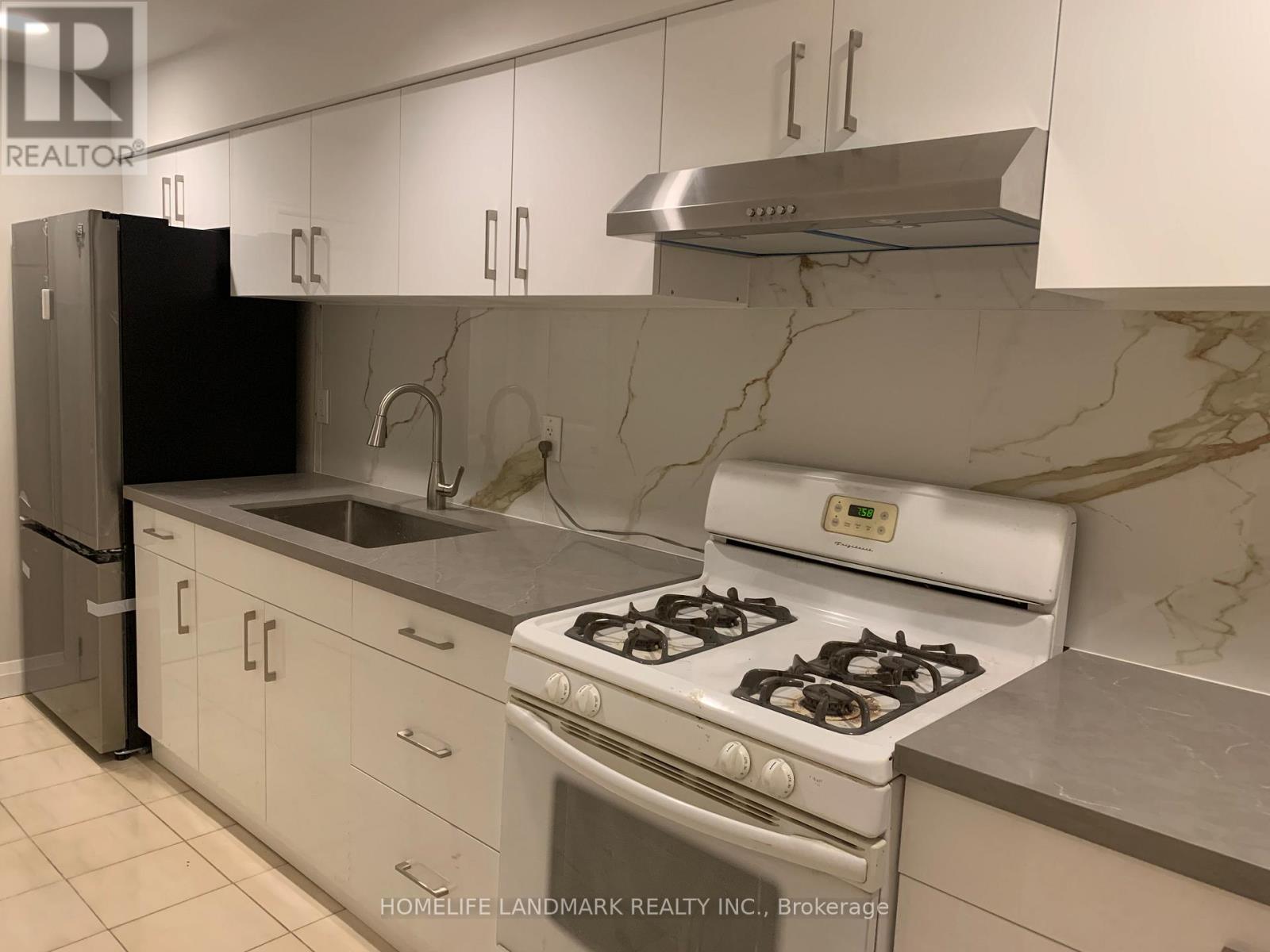 Middle - 3069 Given Road, Mississauga, Ontario  L5A 2N2 - Photo 11 - W12756120