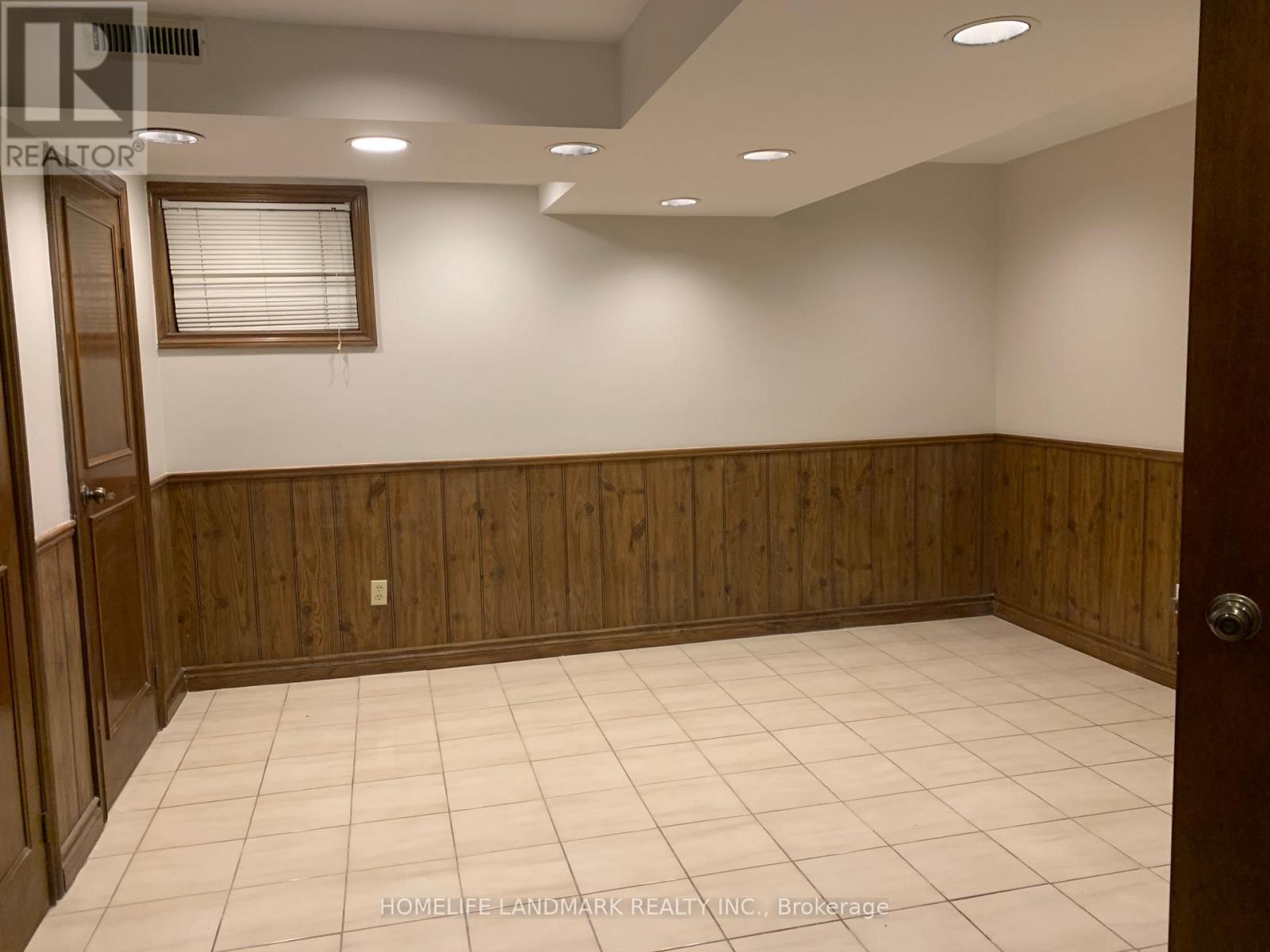 Middle - 3069 Given Road, Mississauga, Ontario  L5A 2N2 - Photo 15 - W12756120