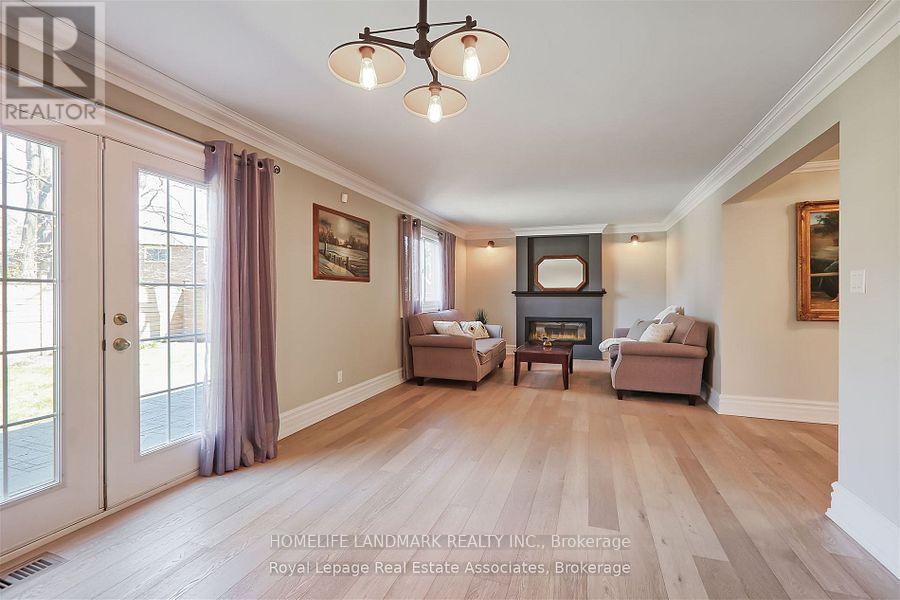 Middle - 3069 Given Road, Mississauga, Ontario  L5A 2N2 - Photo 4 - W12756120