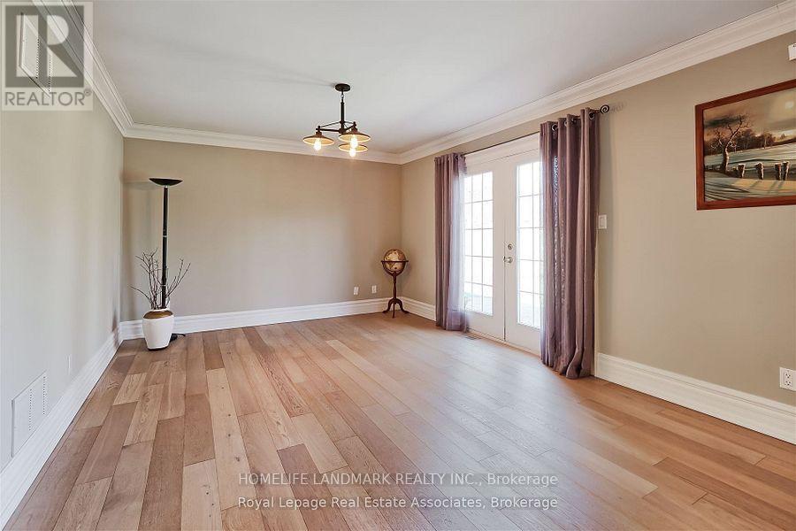 Middle - 3069 Given Road, Mississauga, Ontario  L5A 2N2 - Photo 6 - W12756120