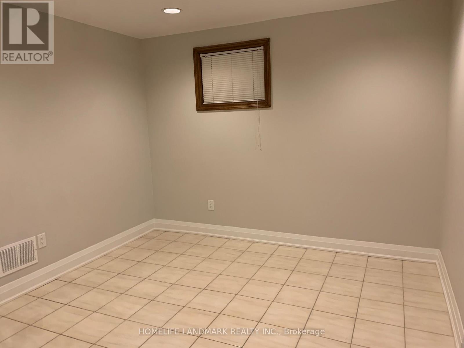 Middle - 3069 Given Road, Mississauga, Ontario  L5A 2N2 - Photo 14 - W12756120