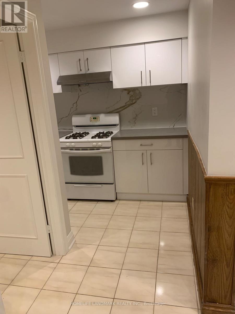 Middle - 3069 Given Road, Mississauga, Ontario  L5A 2N2 - Photo 12 - W12756120