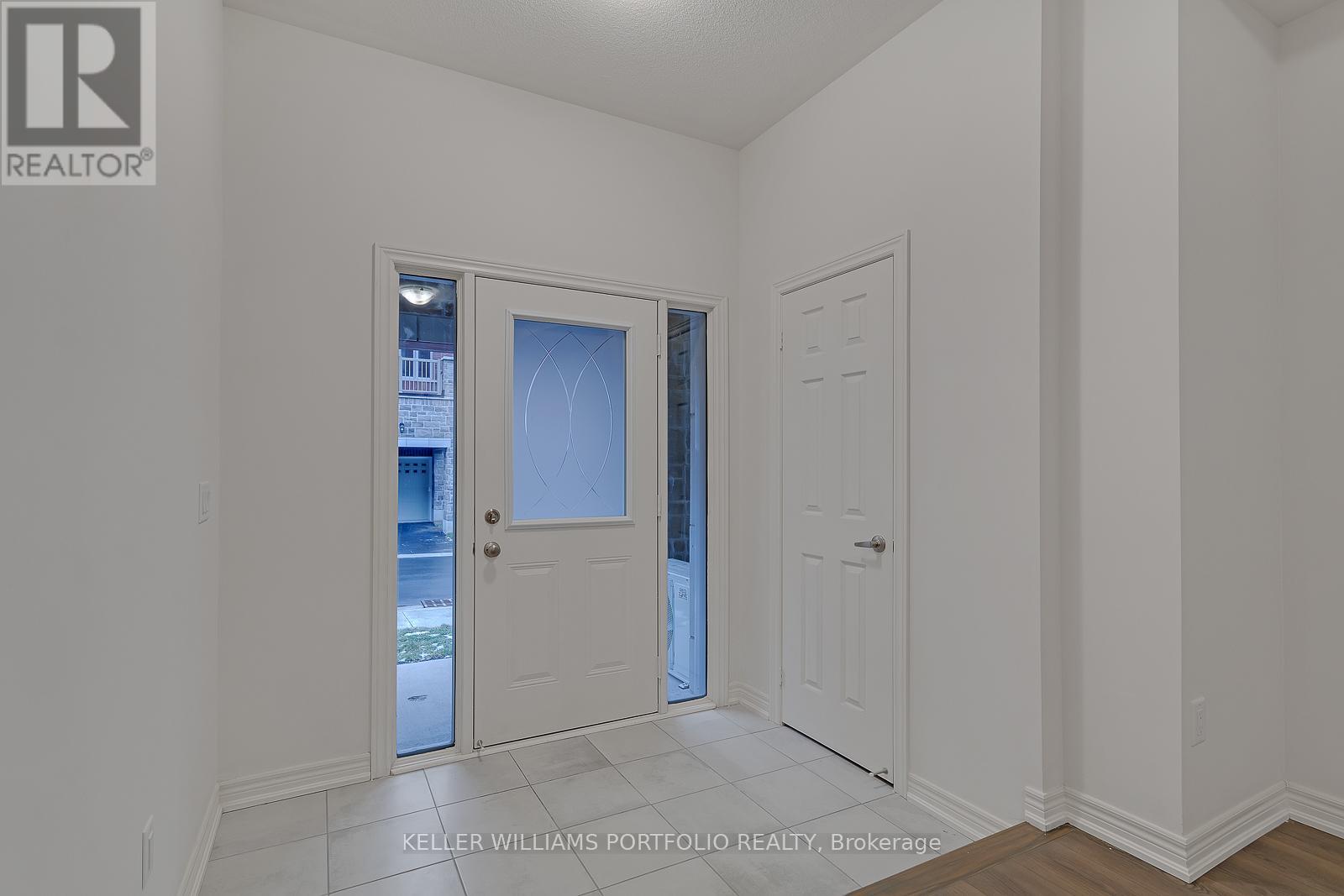 481 Manhattan Common, Oakville, Ontario  L6H 3P6 - Photo 2 - W12756892