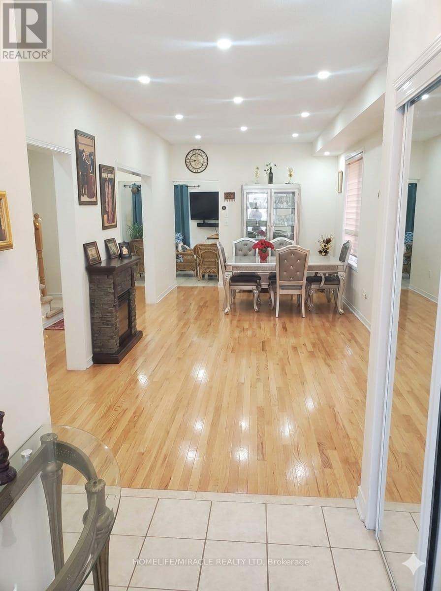 Main - 17 Portrush Trail, Brampton, Ontario  L6X 0R4 - Photo 2 - W12757020