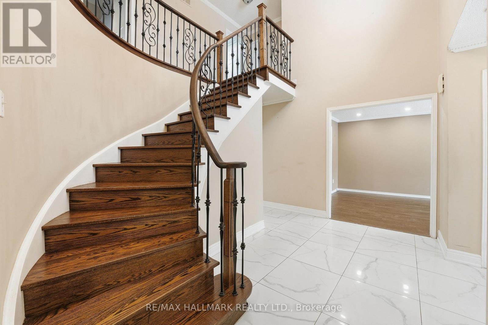 92 Jaffa Drive, Brampton, Ontario  L6S 4C6 - Photo 4 - W12757066