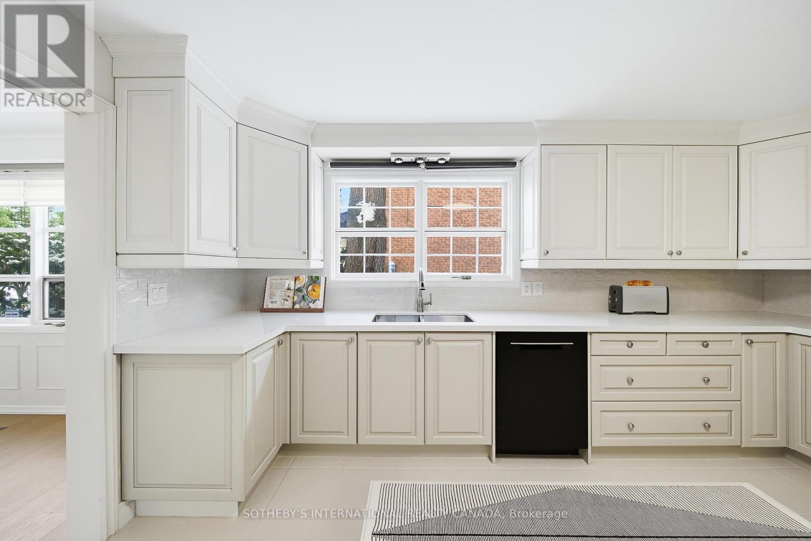 1601 Calumet Place, Mississauga, Ontario  L5J 3B1 - Photo 8 - W12757302