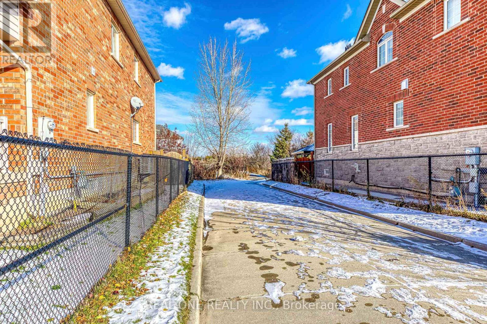 1126 Tupper Drive, Milton, Ontario  L9T 0A9 - Photo 3 - W12757308