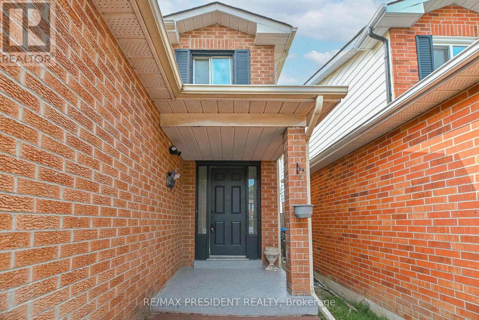 4 Lawnview Court, Brampton, Ontario  L7G 1T4 - Photo 3 - W12757226