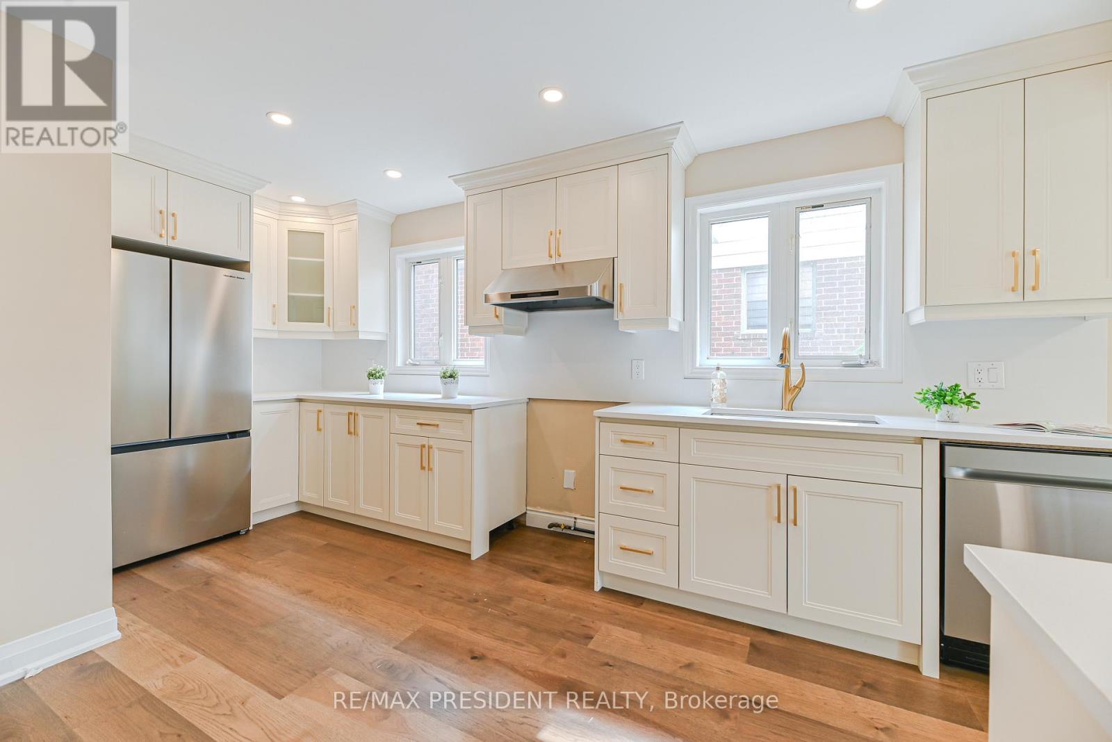 4 Lawnview Court, Brampton, Ontario  L7G 1T4 - Photo 9 - W12757226