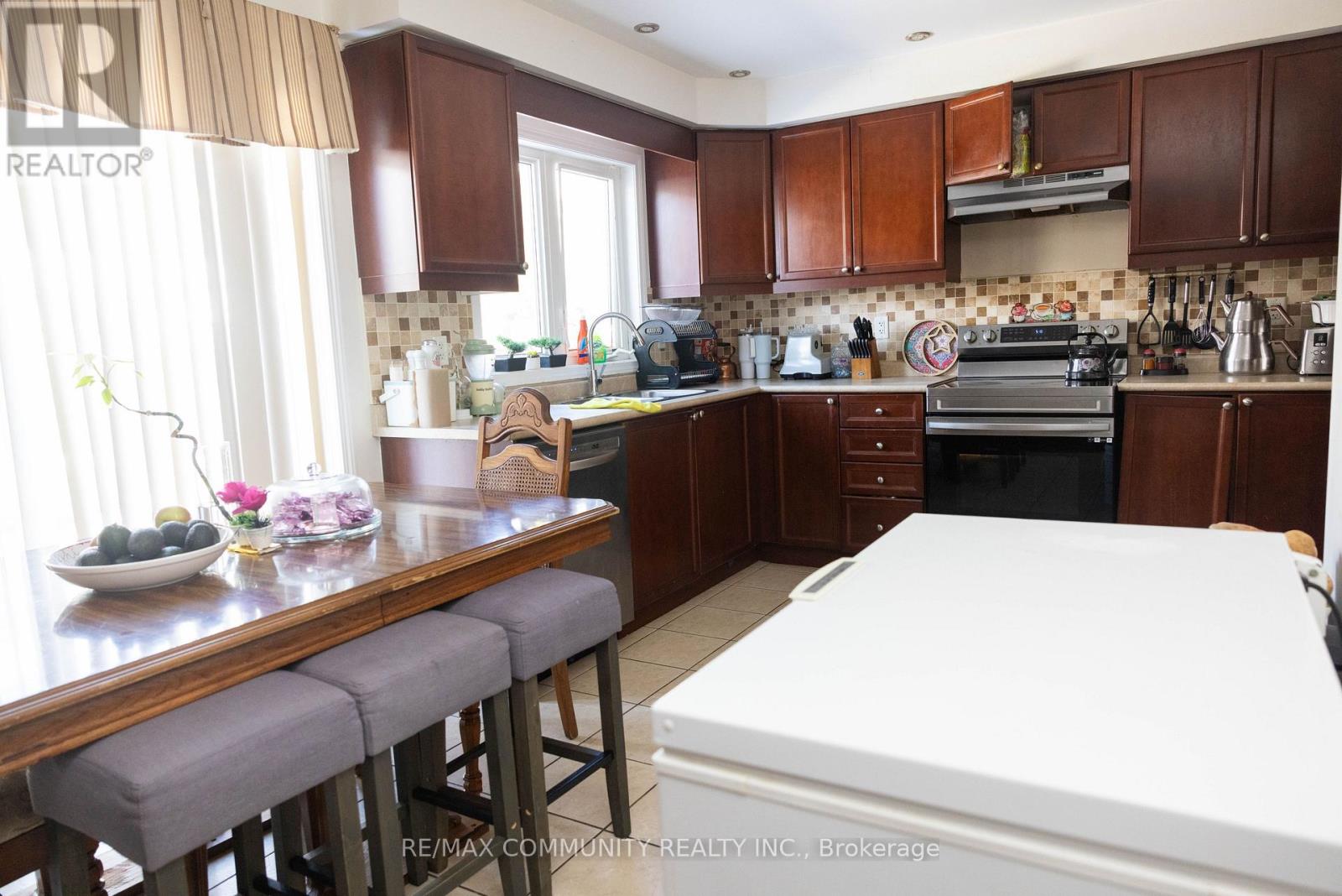 213 Fennamore Terrace, Milton, Ontario  L9T 0X7 - Photo 3 - W12757398