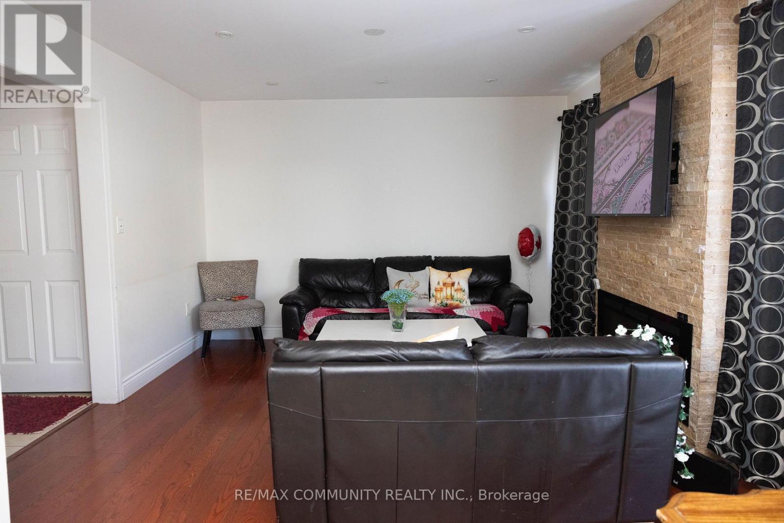 213 Fennamore Terrace, Milton, Ontario  L9T 0X7 - Photo 6 - W12757398