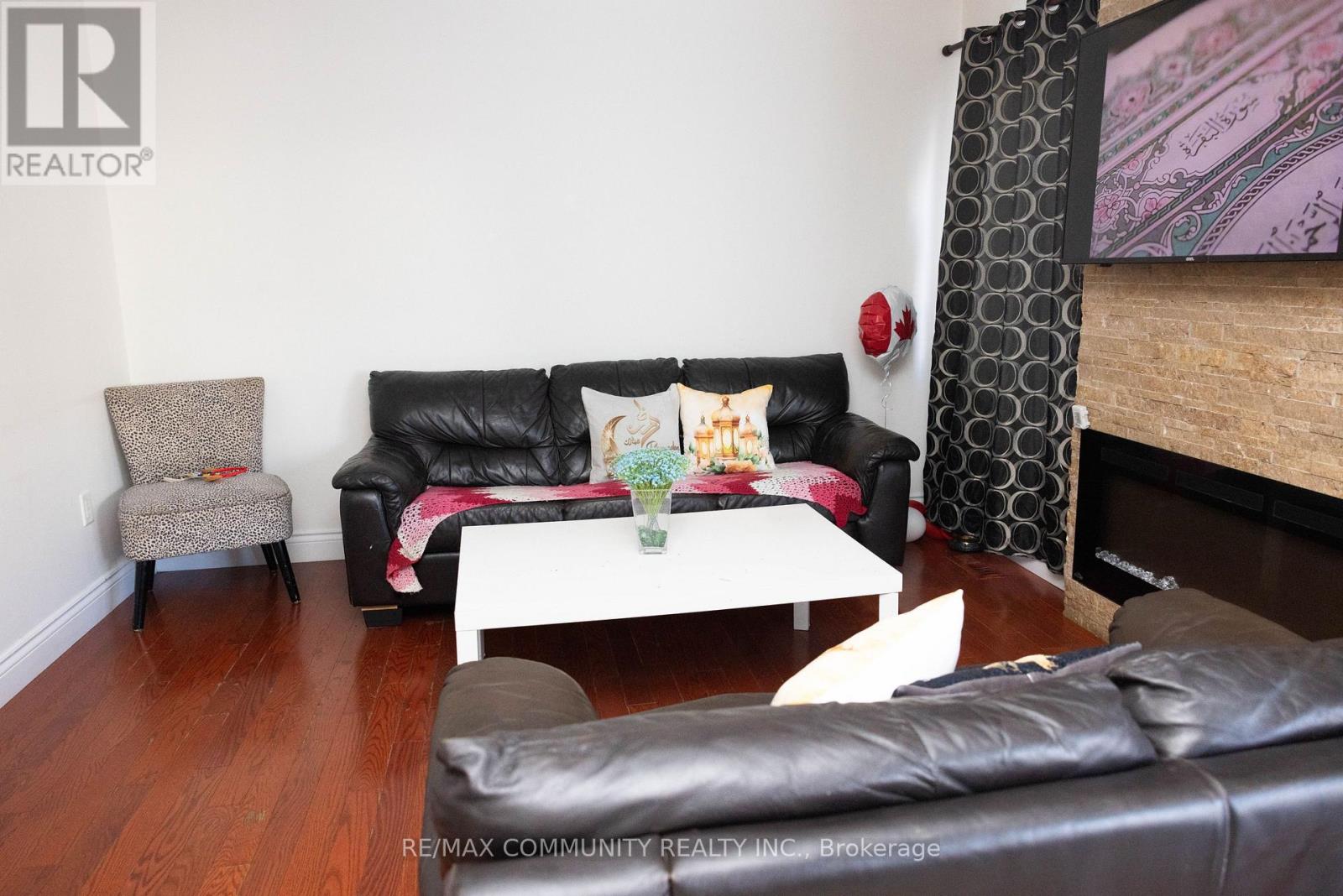 213 Fennamore Terrace, Milton, Ontario  L9T 0X7 - Photo 5 - W12757398