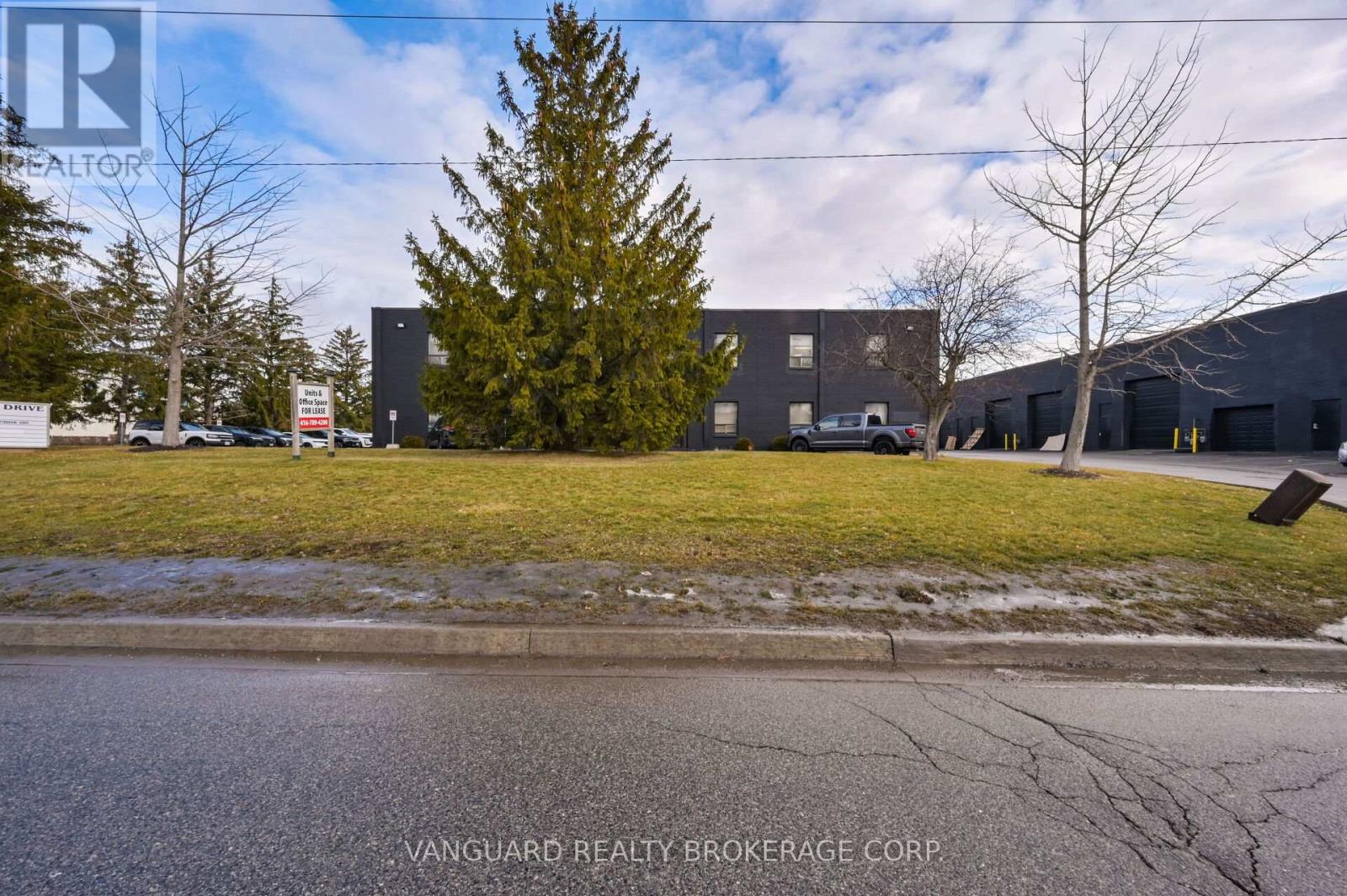 1 - 11 Holland Drive, Caledon, Ontario  L7E 1G7 - Photo 4 - W12757436