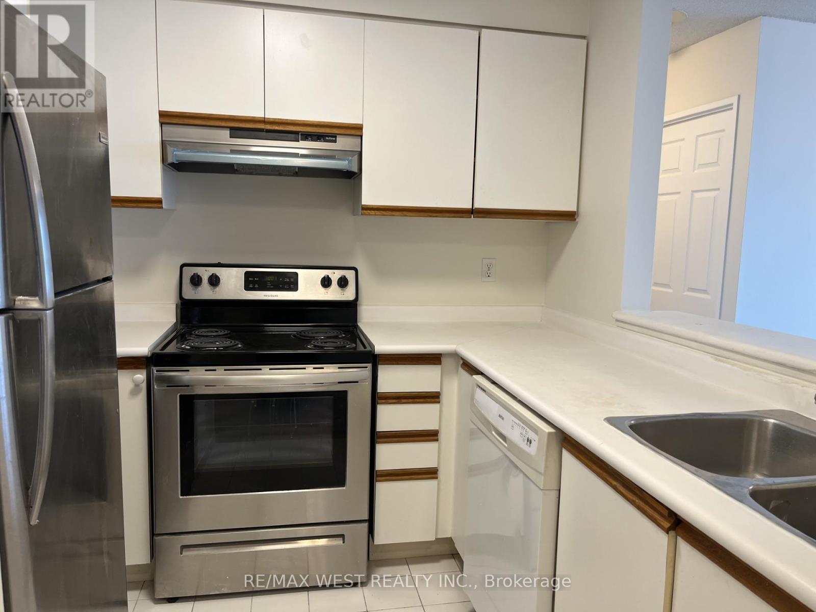 701 - 2177 Burnhamthorpe Road W, Mississauga, Ontario  L5L 5P9 - Photo 5 - W12757618