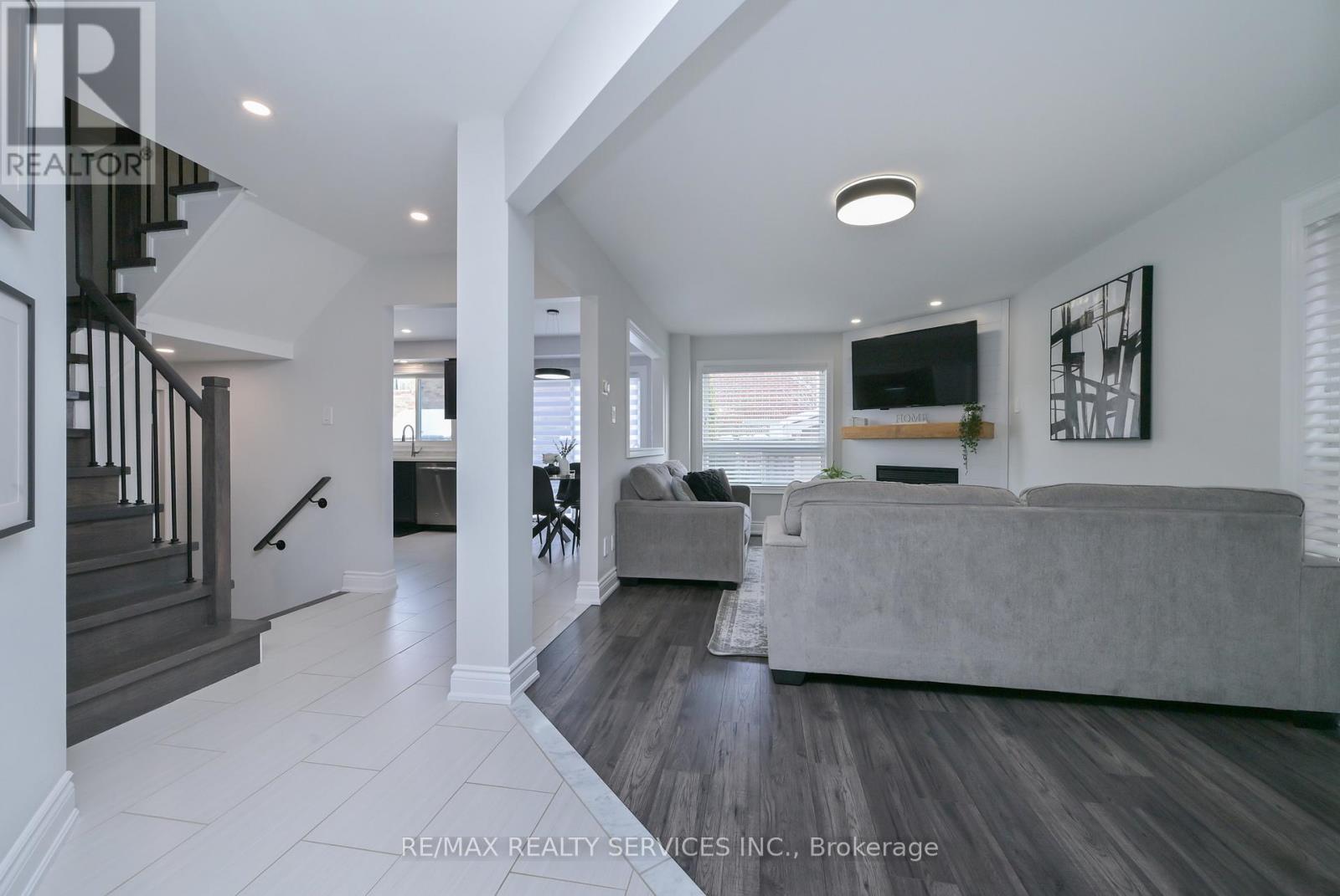 38 Tawnberry Circle, Brampton, Ontario  L7A 0J6 - Photo 4 - W12757998