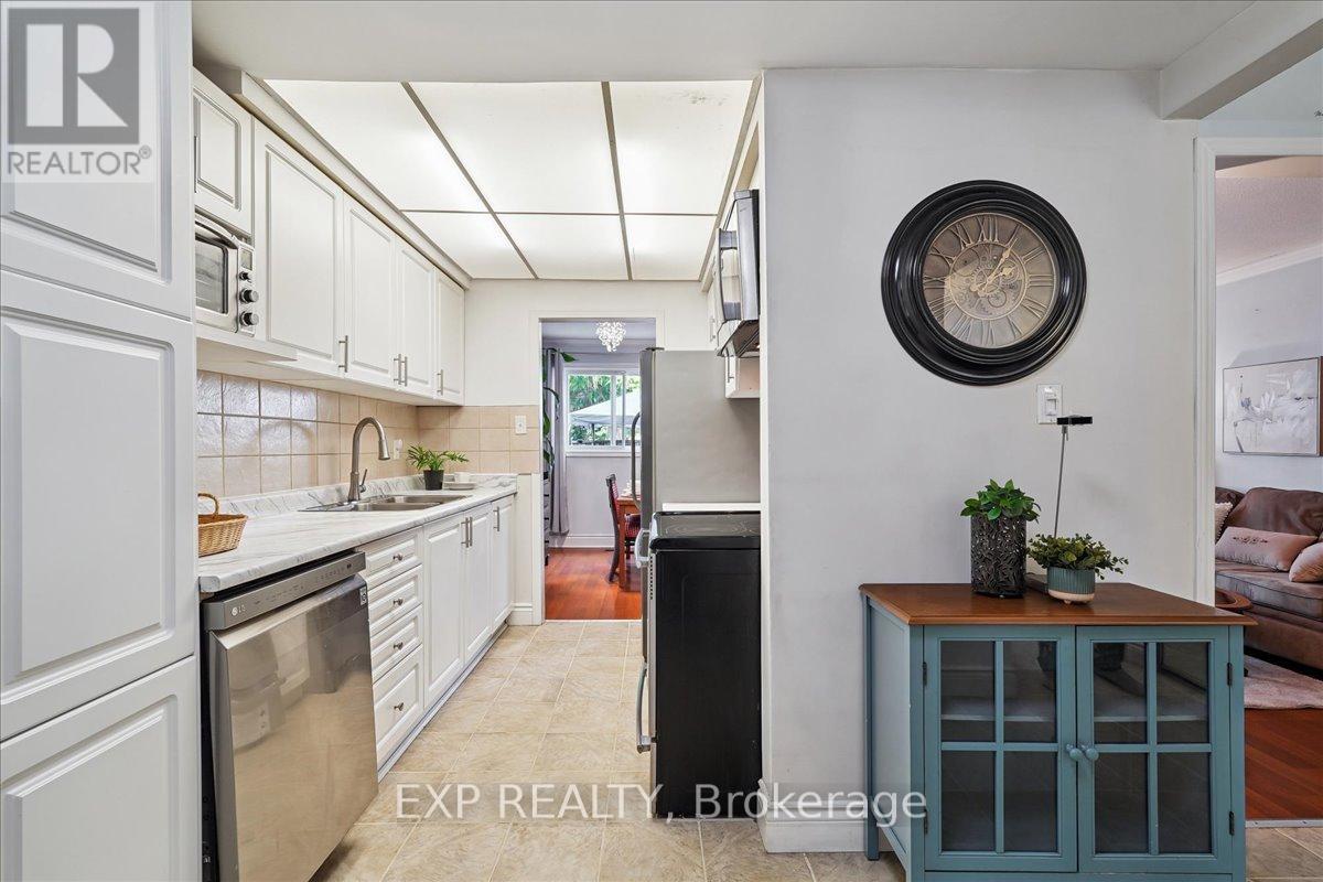 65 Greenwich Circle, Brampton, Ontario  L6S 2E8 - Photo 5 - W12758006