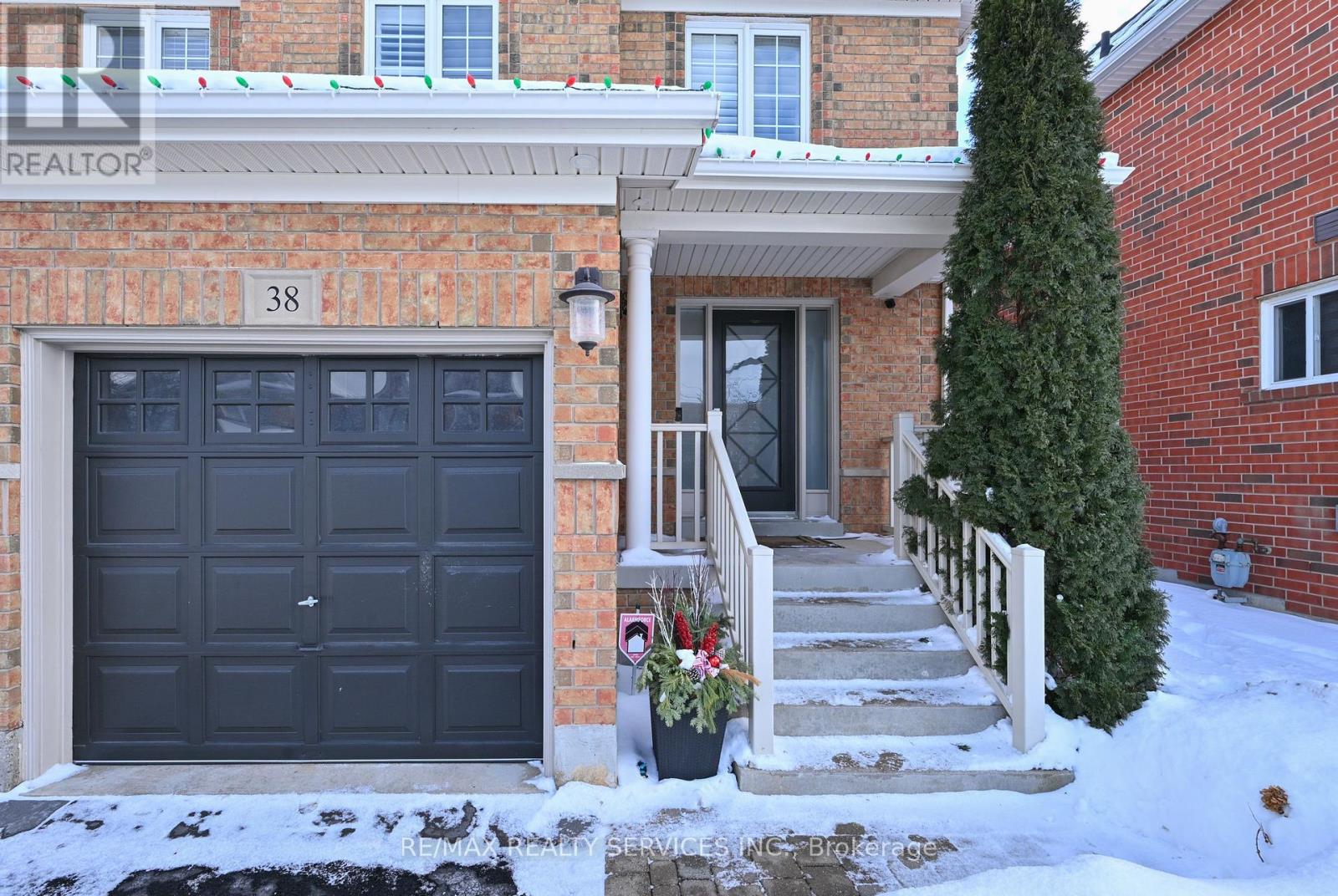 38 Tawnberry Circle, Brampton, Ontario  L7A 0J6 - Photo 2 - W12757998