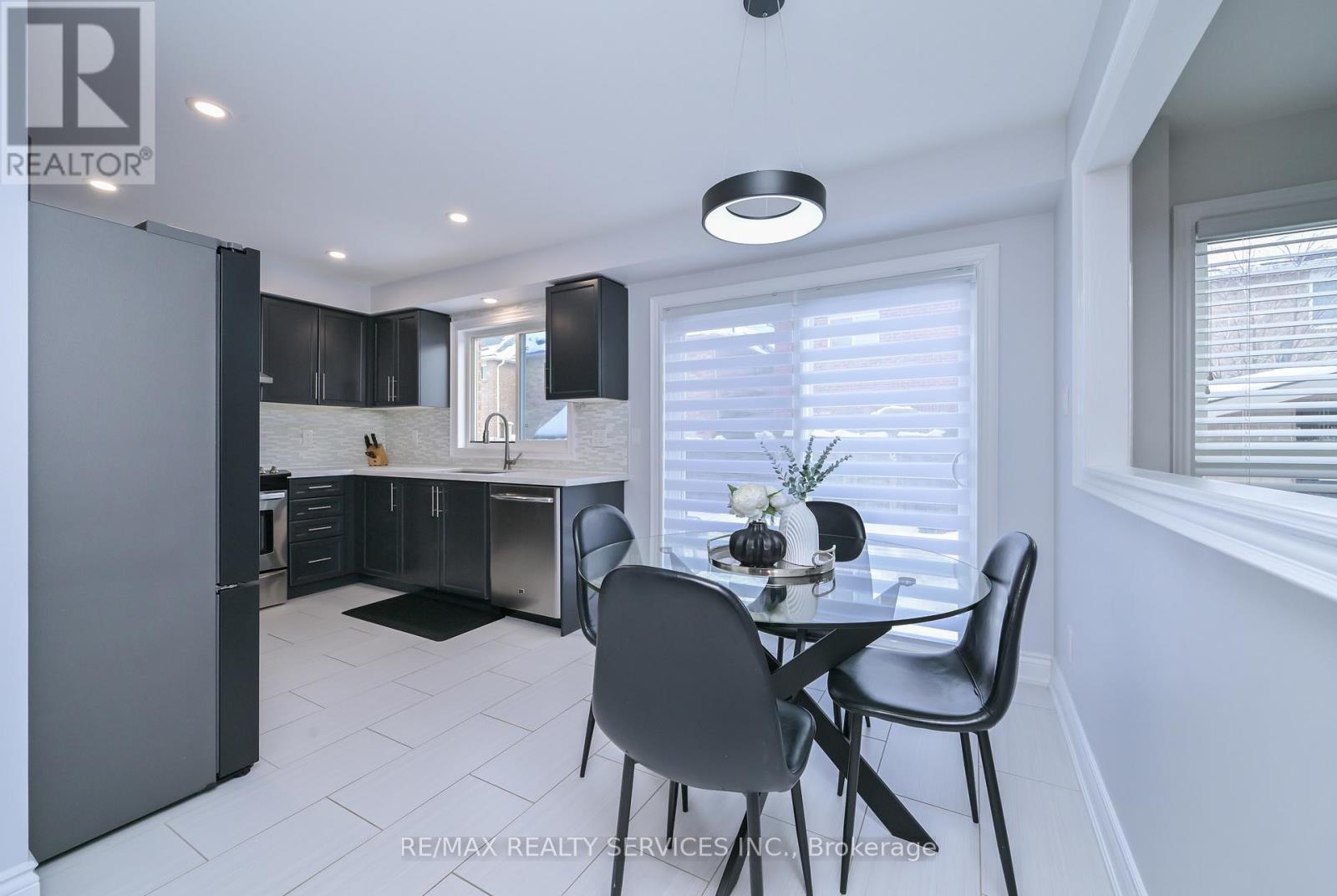 38 Tawnberry Circle, Brampton, Ontario  L7A 0J6 - Photo 5 - W12757998