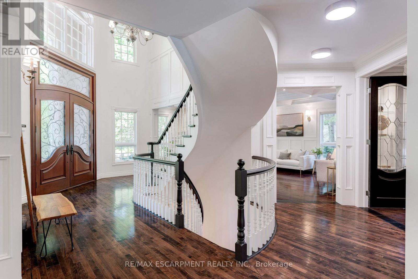 106 Appleby Place, Burlington, Ontario  L7L 2X1 - Photo 4 - W12757636