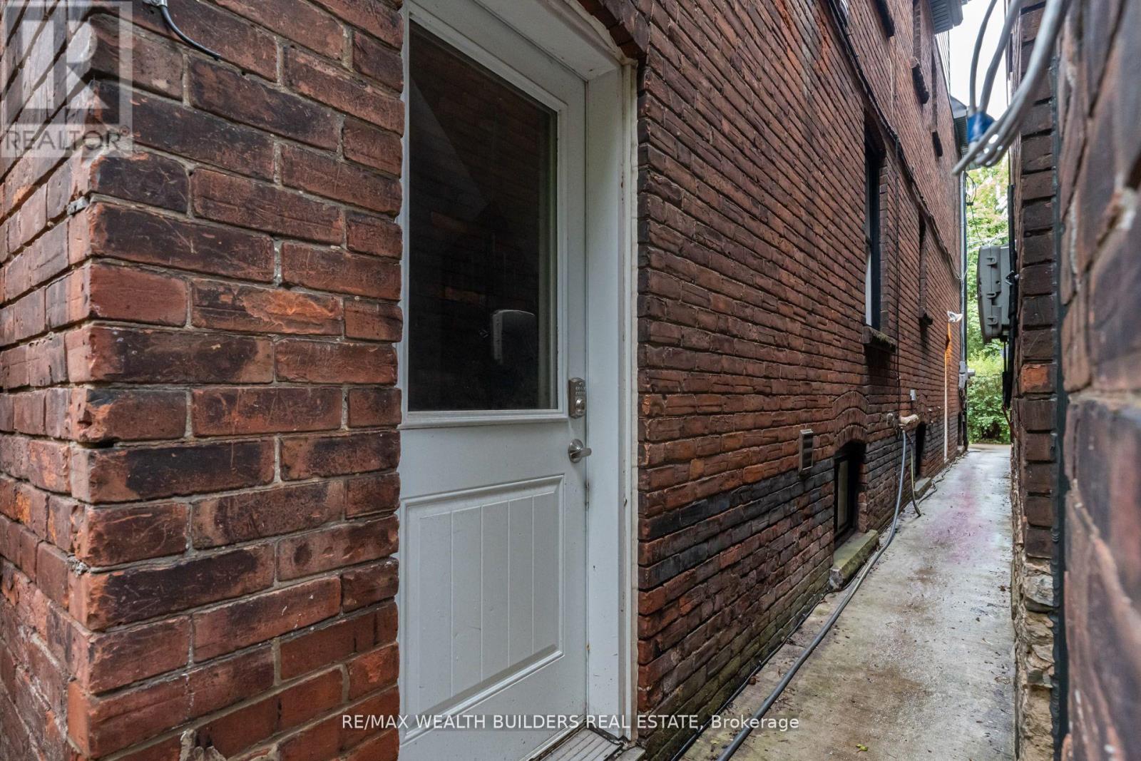 Lower - 172 Indian Road Crescent, Toronto, Ontario  M6P 2G3 - Photo 13 - W12758076