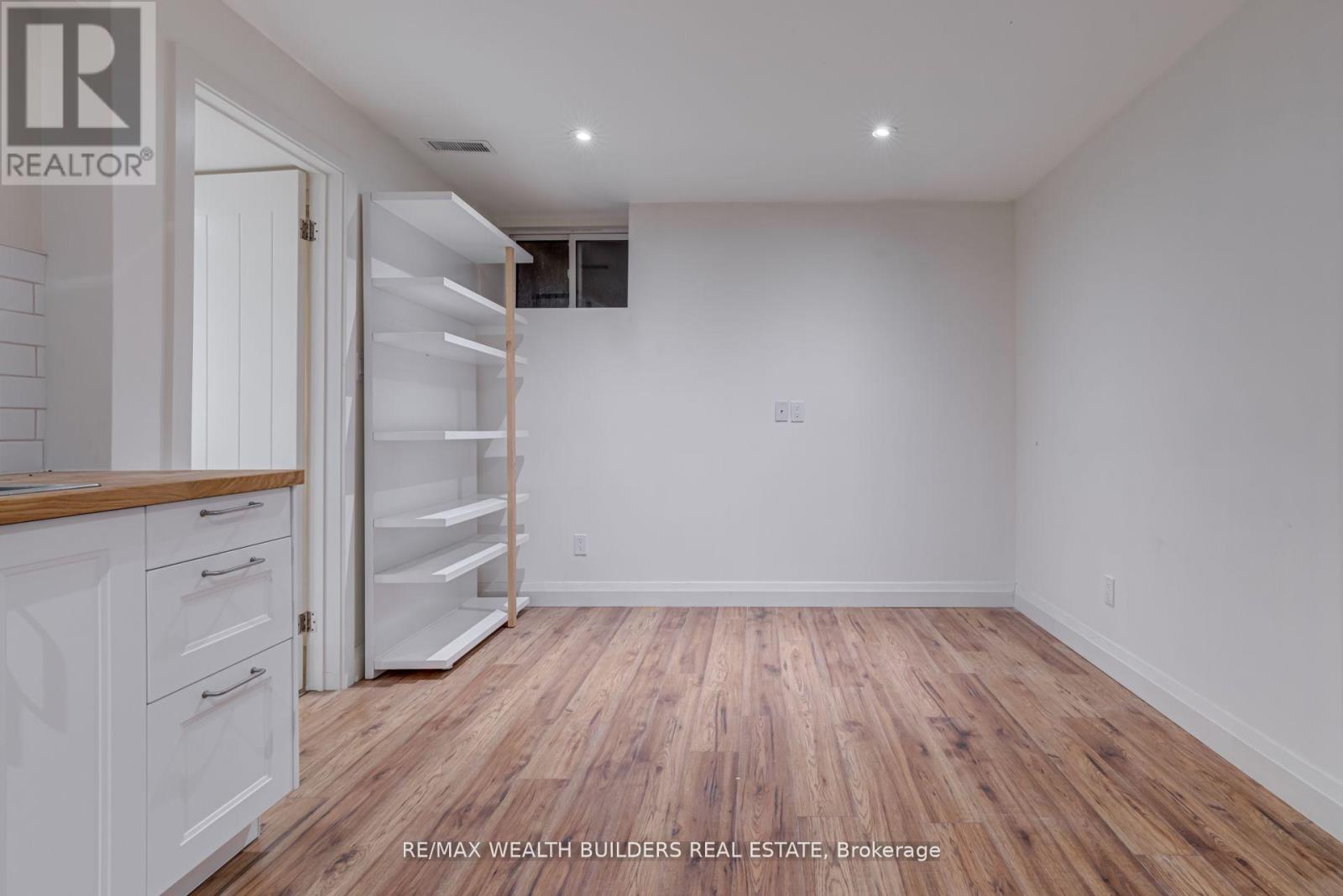 Lower - 172 Indian Road Crescent, Toronto, Ontario  M6P 2G3 - Photo 7 - W12758076