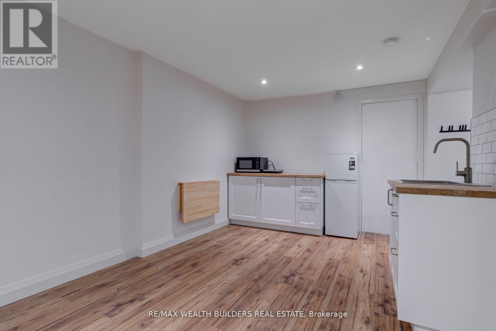 Lower - 172 Indian Road Crescent, Toronto, Ontario  M6P 2G3 - Photo 4 - W12758076