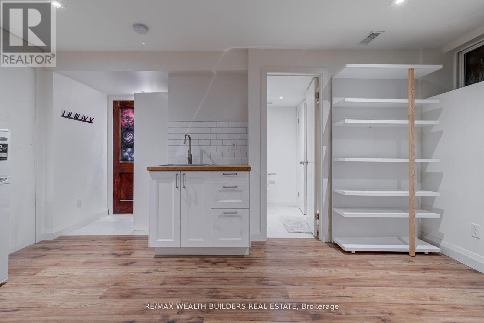 Lower - 172 Indian Road Crescent, Toronto, Ontario  M6P 2G3 - Photo 6 - W12758076