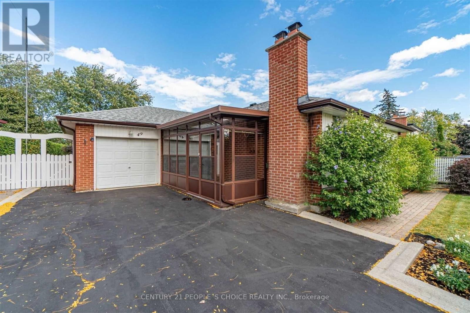 49 Dorchester Drive, Brampton, Ontario  L6T 3E2 - Photo 2 - W12757730