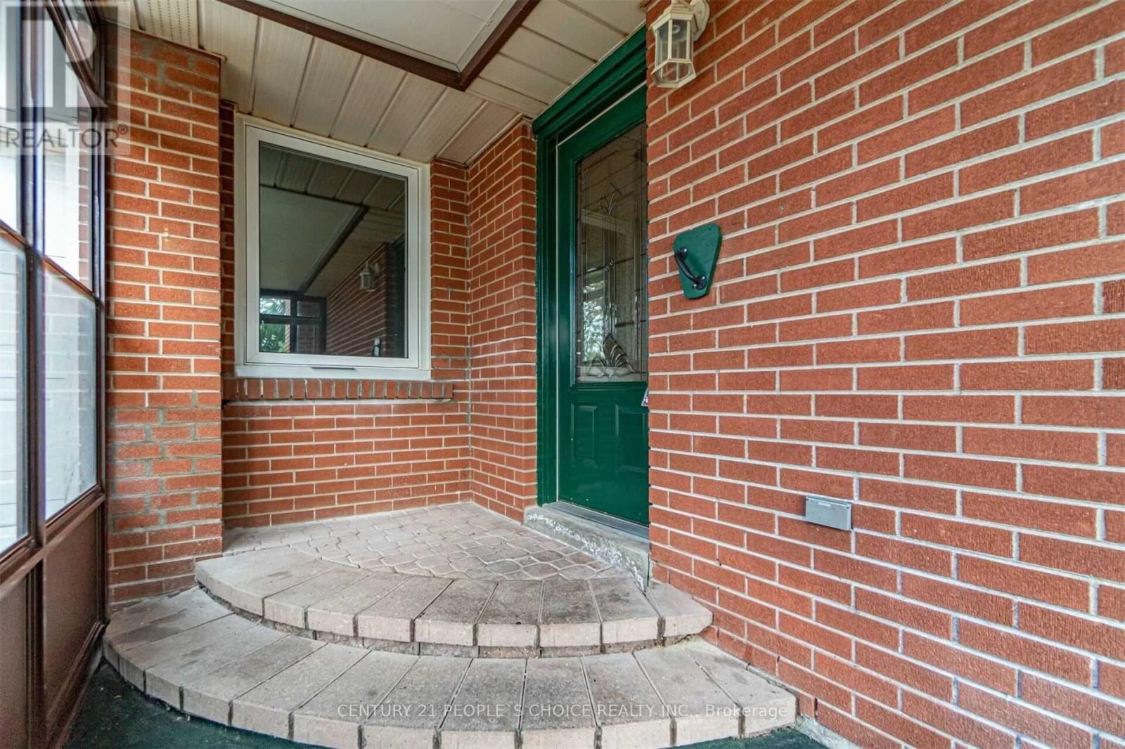 49 Dorchester Drive, Brampton, Ontario  L6T 3E2 - Photo 3 - W12757730