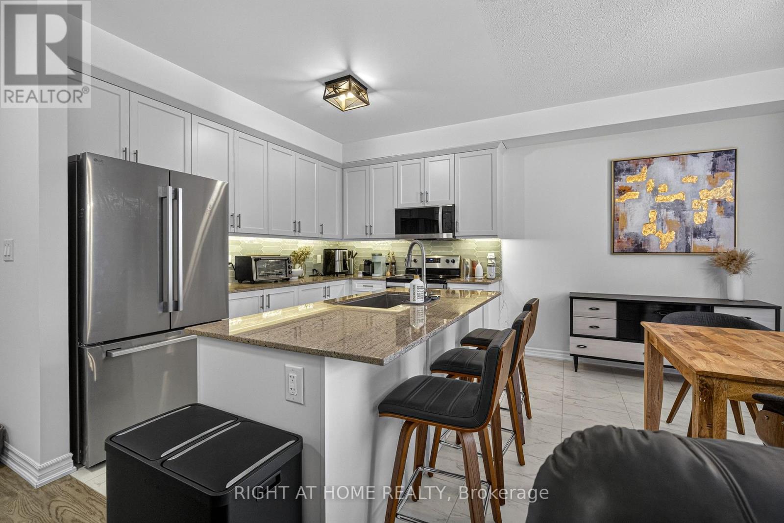 19 Hillcroft Way, Kawartha Lakes, Ontario  K0M 1A0 - Photo 8 - X12757734