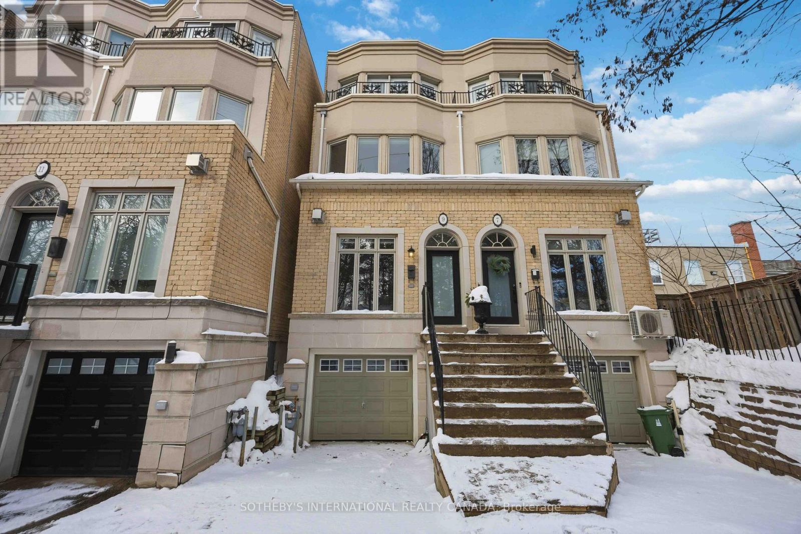 9 GANGE AVENUE, Toronto, Ontario