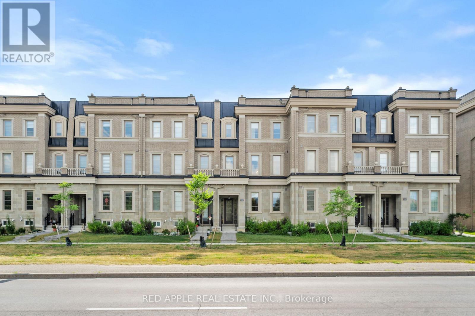 LUXURY TOWNHOME WITH PRIVATE RENTAL UNIT. Located in Richmond Hill's Observatory community, this stunning three-floor townhouse comes with high-end finishes and a private rental unit, with separate entrance, located above garage. Key features include: premium appliances (Wolf 4 burner gas stove, a Sub Zero refrigerator, and Asko dishwasher), engineered hardwood flooring, and 10 foot ceilings on the second and third floor and 9 foot ceilings on the main floor and basement. The private Coach House apartment includes 3 piece bath, full kitchen, bedroom, laundry facilities and terrace. It c/w a washer/dryer, fridge and stove. This property also has a finished basement, designed for both relaxation and entertainment purposes, featuring a 3 piece bath, stylish wet bar and living space. Don't miss this blend of high end comfort and practical living. (id:48254)